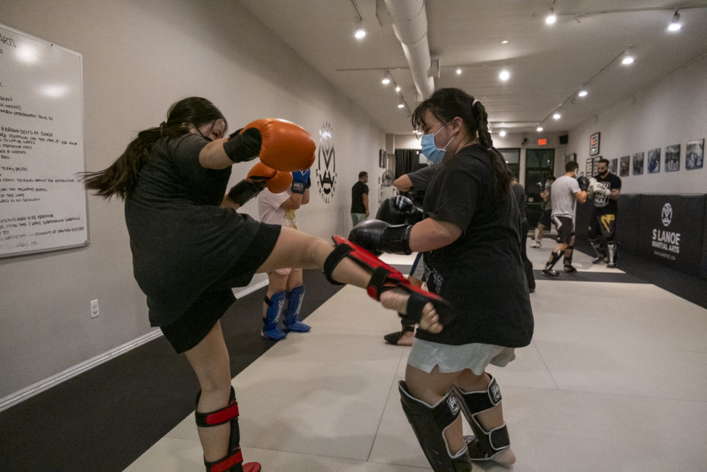 A Group picture of the Muay Thai Dutch Kickboxing group after training in front of wall