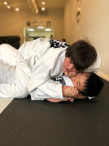 Jaelen working for armlock on his training partner in de kids Jiu-Jitsu class