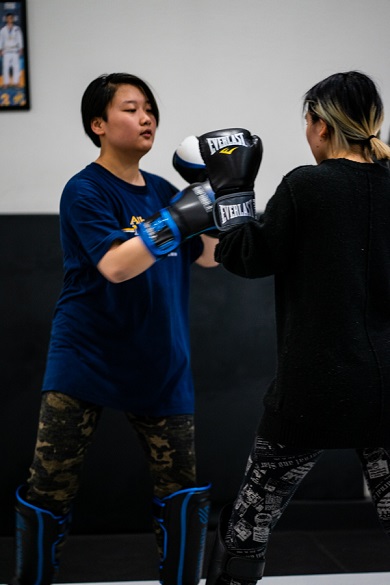 Fonda showing Muay Thai punching combinations at the Kickboxing class at Silanoe
