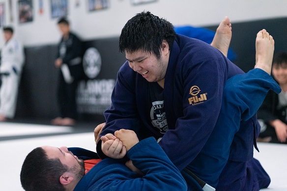 Alex and Derrick having fun doing Jiu-Jitsu from closed guard at Silanoe